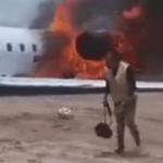 Aereo in fiamme con il ministro a bordo: schianto fuori pista, passeggeri salvi per miracolo