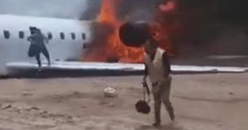 Aereo in fiamme con il ministro a bordo: schianto fuori pista, passeggeri salvi per miracolo