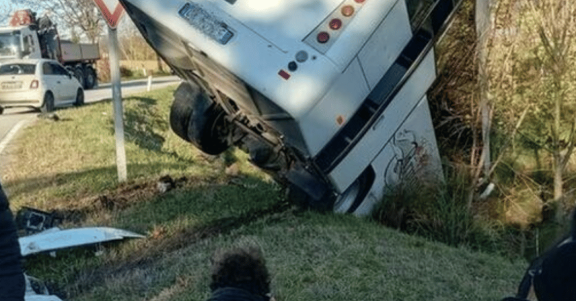 Pordenone, autobus scolastico fuori strada dopo uno scontro: diversi feriti, elicottero in volo per una studentessa