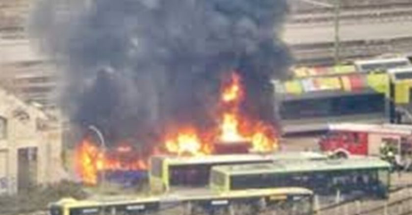 “Brucia tutto, presto”. Incendio in stazione, fiamme altissime: vigili del fuoco sul posto