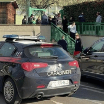 Tragedia a Bibbiena: Leonardo muore all’asilo a 2 anni, il laccio della felpa si impiglia in un ramo