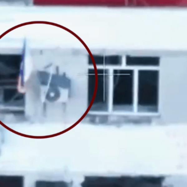 Pokrovsk, torna a sventolare la bandiera ucraina sul municipio: riconquistata la città simbolo del Donbass