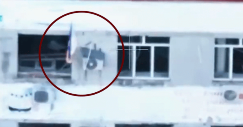 Pokrovsk, torna a sventolare la bandiera ucraina sul municipio: riconquistata la città simbolo del Donbass