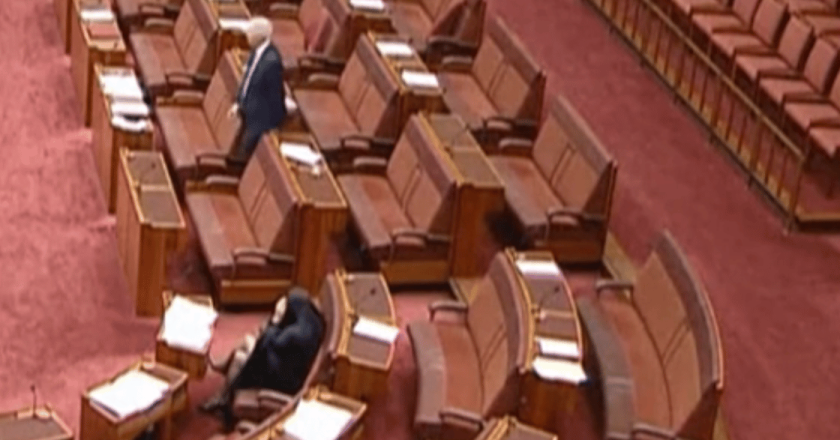 Australia, bufera in Parlamento: la senatrice Pauline Hanson entra indossando il burqa e scatena il caos