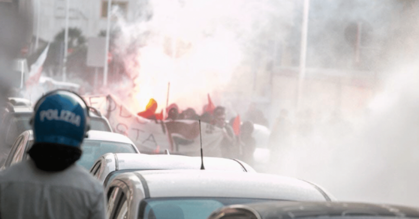 Scontri tra antifascisti e polizia: tre fermi e tensione nel centro città