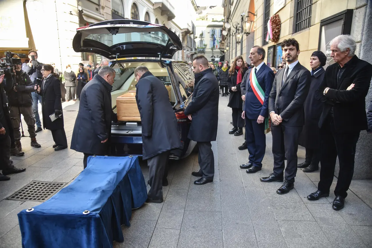Ornella Vanoni, cosa è successo alla camera ardente a Milano camera-ardente-di-ornella-vanoni-al-peiccolo-teatro