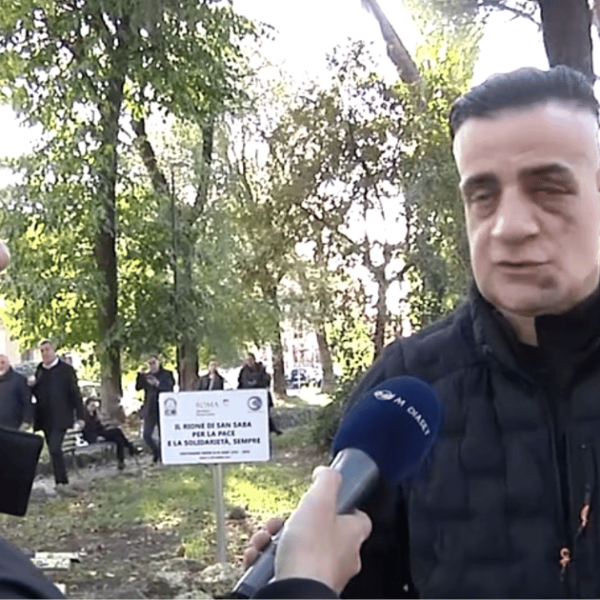 Aggressione allo youtuber Cicalone nella metro di Roma: colpito da un gruppo di uomini, ha un edema all’occhio