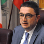 Il presidente del Trentino sarà processato per l’uccisione dell’orso M90: imputazione coatta per Maurizio Fugatti