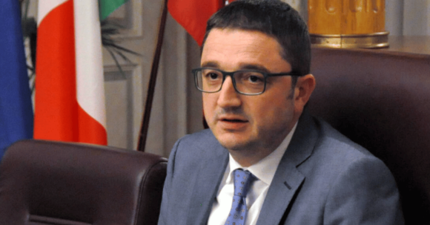 Il presidente del Trentino sarà processato per l’uccisione dell’orso M90: imputazione coatta per Maurizio Fugatti