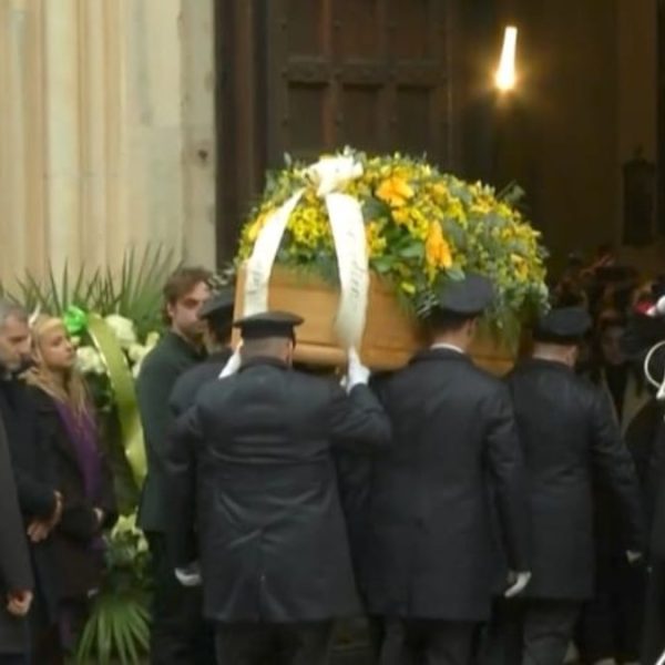 Funerali Ornella Vanoni, a Milano l’ultimo saluto alla diva.