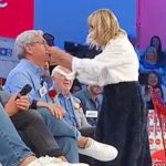 “Fermatela, è impazzita”. Uomini e Donne, Gemma Galgani perde la testa: mani in faccia al protagonista