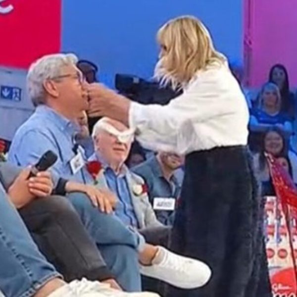 “Fermatela, è impazzita”. Uomini e Donne, Gemma Galgani perde la testa: mani in faccia al protagonista