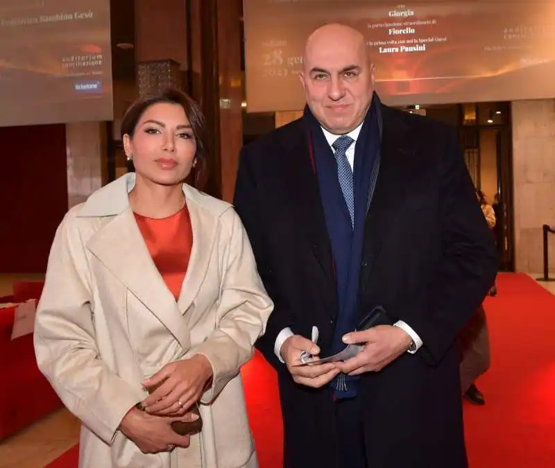 Guido Crosetto, chi è la moglie Gaia e perché tutti sono pazzi di lei guido-crosetto-con-la-moglie-gaia-saponaro-foto-di-bacco-1784998_800_q50