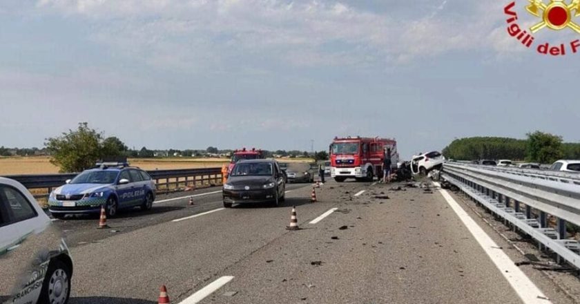 Maxi incidente in autostrada, coinvolti 2 bambini di 1 e 5 anni: \”tutto bloccato\”