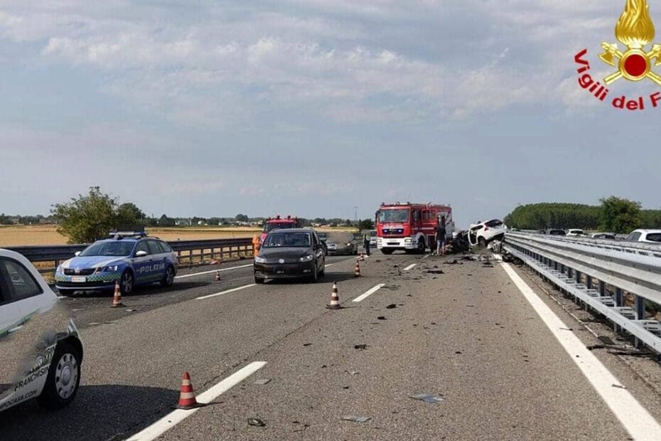 Maxi incidente in autostrada, coinvolti 2 bambini di 1 e 5 anni: \"tutto bloccato\" incidetne-930×620