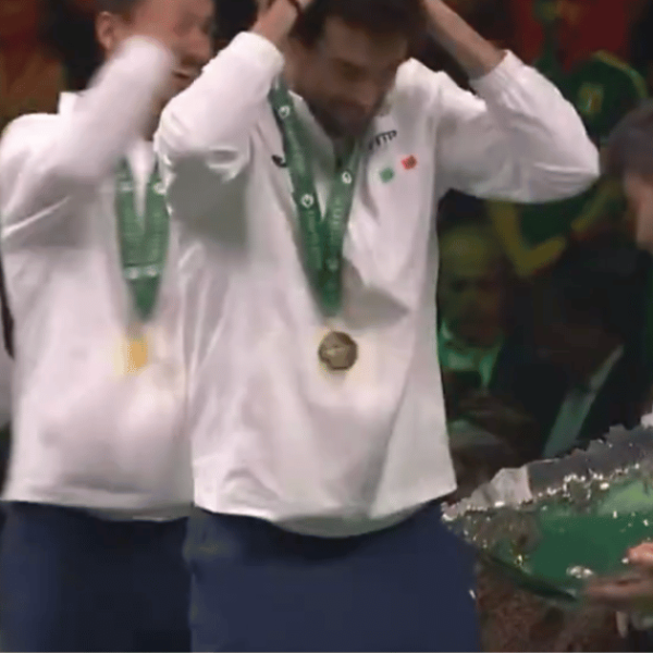 Italia, imbarazzo alla Coppa Davis: l’insalatiera si rompe sul palco durante la festa