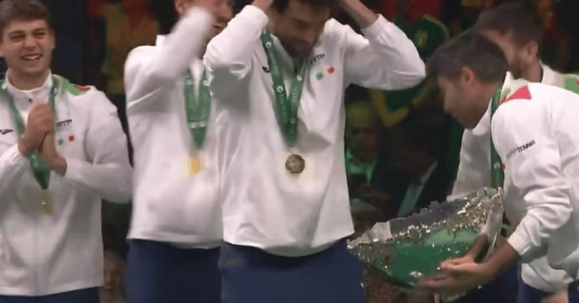 Italia, imbarazzo alla Coppa Davis: l’insalatiera si rompe sul palco durante la festa