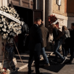 Pole­miche sulla corona di Maria De Filippi ai funerali di Vessicchio: “Che cafonata”