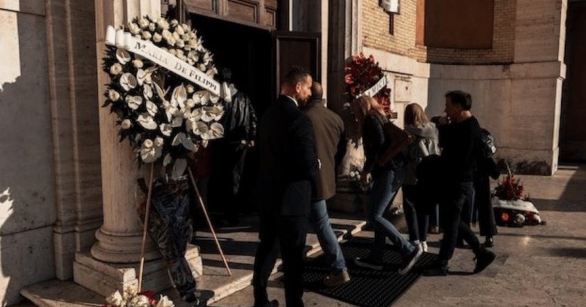 Pole­miche sulla corona di Maria De Filippi ai funerali di Vessicchio: “Che cafonata”