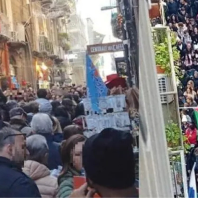 Fiumi di persone per strada a Napoli, non si riesce a camminare o respirare. Residenti bloccati in casa