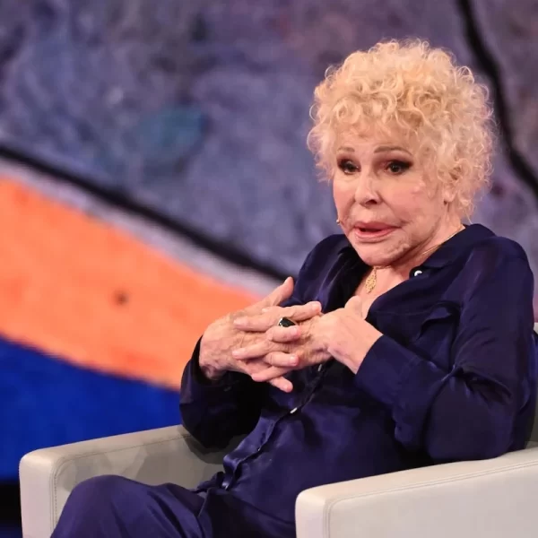 “Quando sono arrivati i soccorritori…”. Ornella Vanoni trovata così dall’equipe del 118: momenti drammatici