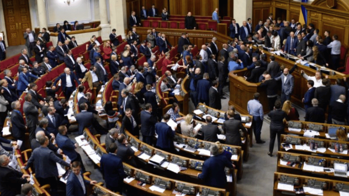Ucraina, doppia bufera nel governo: si dimettono i ministri di Giustizia ed Energia dopo lo scandalo corruzione parlamento ucraina