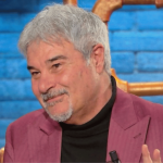 Pino Insegno in lacrime a Ciao Maschio: “Mia madre mi manca ogni giorno”