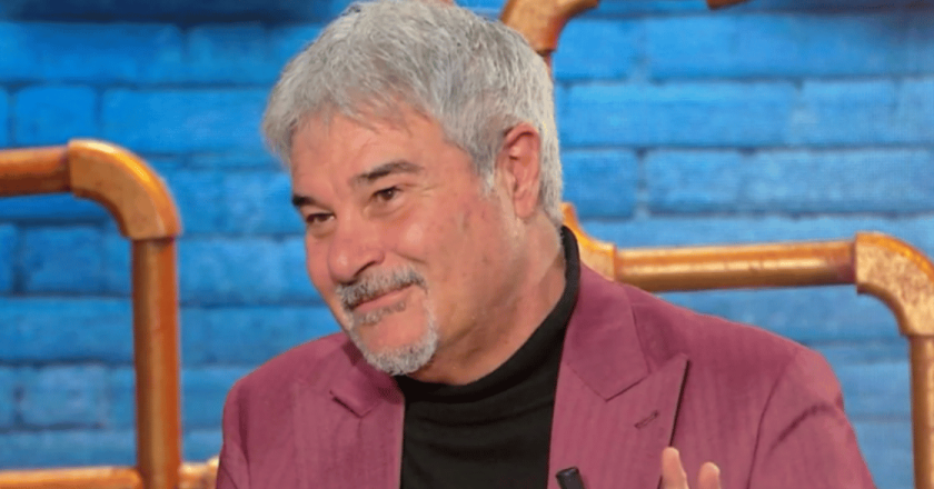 Pino Insegno in lacrime a Ciao Maschio: “Mia madre mi manca ogni giorno”