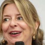 Muore la famosa giornalista, aveva 56 anni: il mondo culturale in lutto