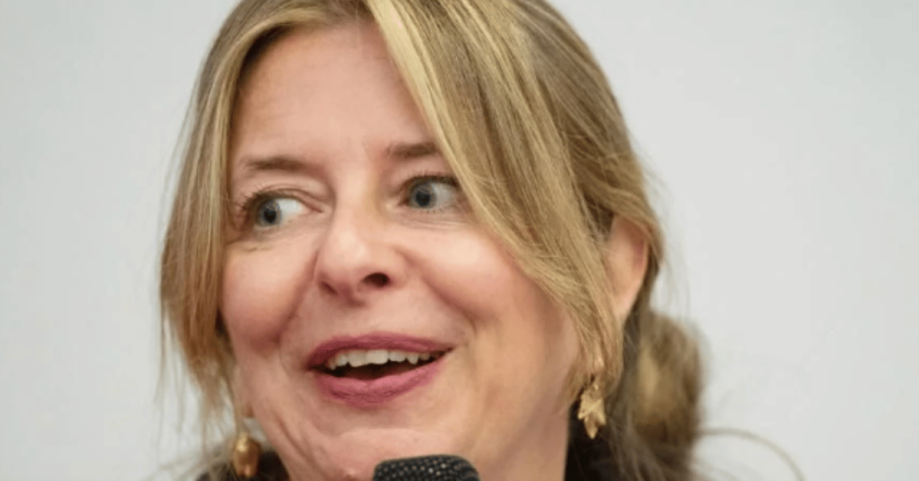 Muore la famosa giornalista, aveva 56 anni: il mondo culturale in lutto