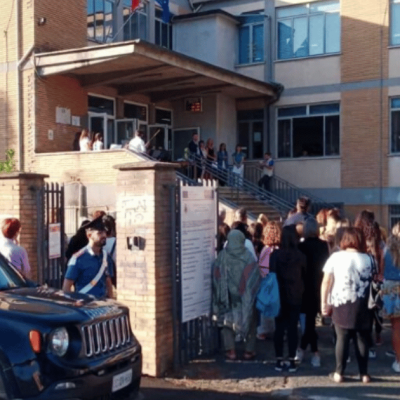 Aggressione a scuola: madre minaccia la professoressa Pennetta con un “Ti aspetto fuori”