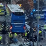 Stoccolma, autobus si schianta contro una pensilina: morti e feriti, arrestato l’autista