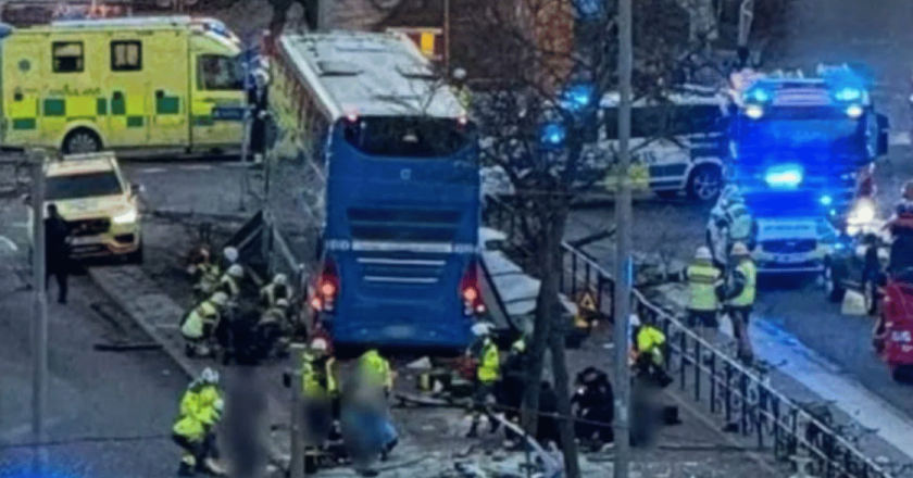 Stoccolma, autobus si schianta contro una pensilina: morti e feriti, arrestato l’autista
