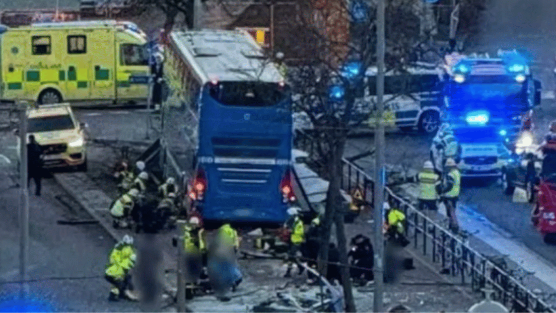 Stoccolma, autobus si schianta contro una pensilina: morti e feriti, arrestato l’autista stoccolma autobus