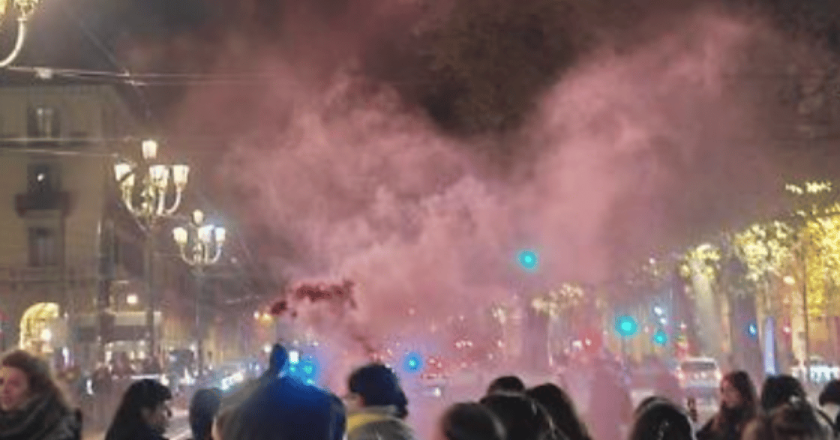 Torino, corteo contro la violenza di genere: attiviste bloccano la metro durante la manifestazione