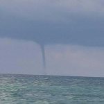 Tromba marina devastante in Italia, alberi abbattuti e cittadini in fuga: “Mai visto niente del genere”