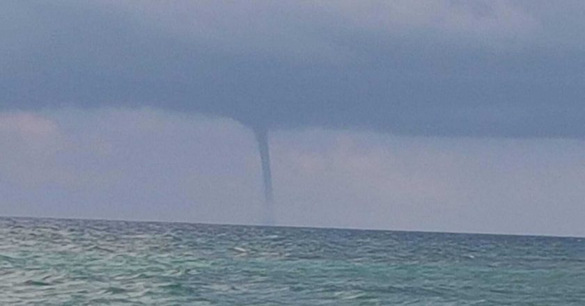 Tromba marina devastante in Italia, alberi abbattuti e cittadini in fuga: “Mai visto niente del genere”