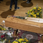 Funerali Ornella Vanoni, a Milano l’ultimo saluto alla diva. L’omelia del prete: “Era posseduta dalla musica”