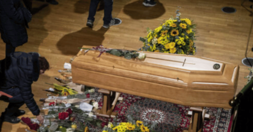 Funerali Ornella Vanoni, a Milano l’ultimo saluto alla diva. L’omelia del prete: “Era posseduta dalla musica”