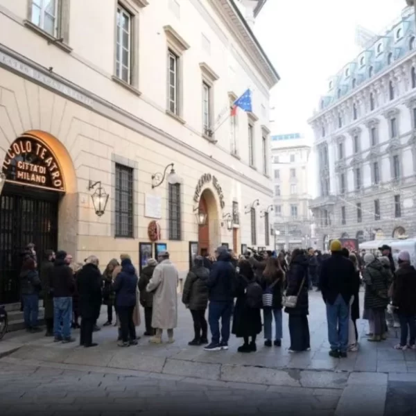 “Ma sì, è proprio lui”. Camera ardente Ornella Vanoni, il famoso in fila nascosto in mezzo a tanta gente comune