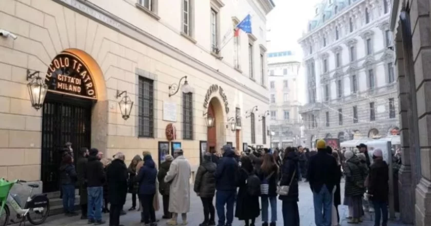 “Ma sì, è proprio lui”. Camera ardente Ornella Vanoni, il famoso in fila nascosto in mezzo a tanta gente comune