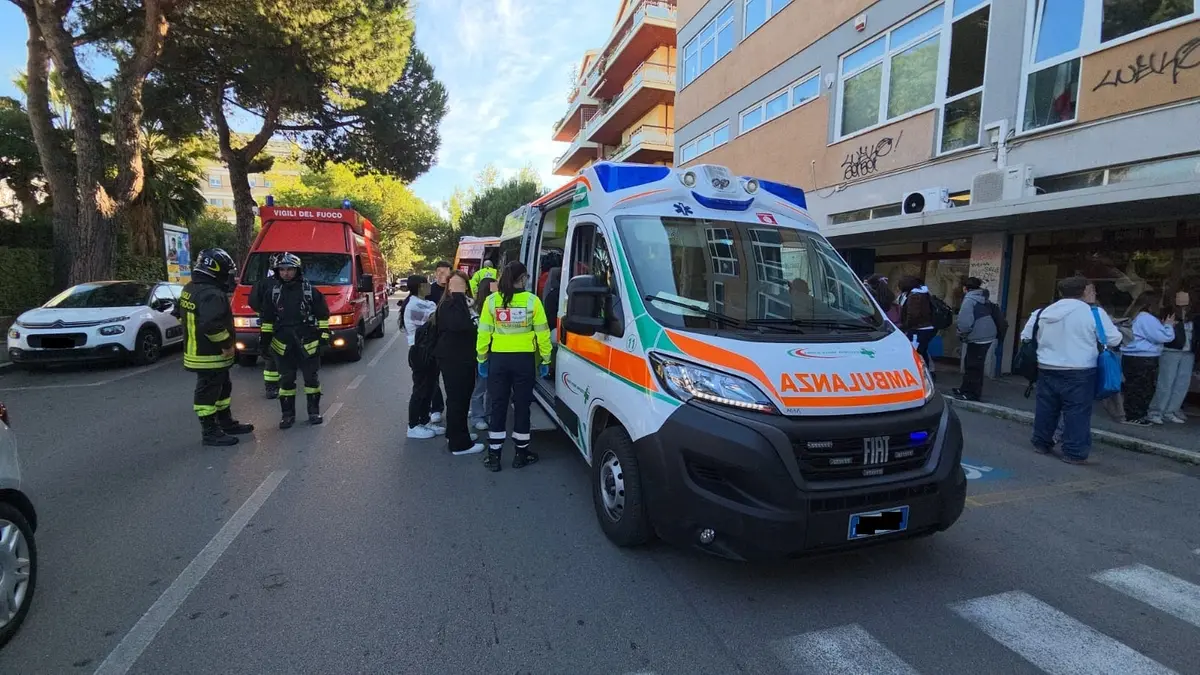 vigili-del-fuoco-ambulanza-liceo-artistico-jpg
