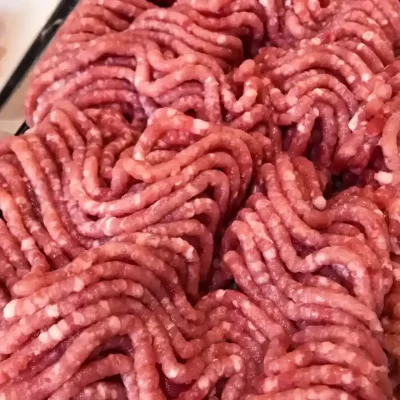 “Uno schifo”: carne scaduta e rivenduta, la scoperta choc