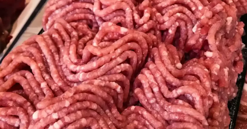 “Uno schifo”: carne scaduta e rivenduta, la scoperta choc