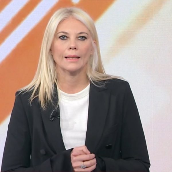 “È morto, devo darvi la triste notizia”. Eleonora Daniele, l’annuncio sul famoso in diretta tv