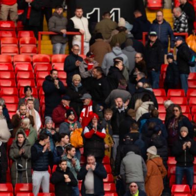 È morto allo stadio durante la partita! Si ferma tutto: tragedia