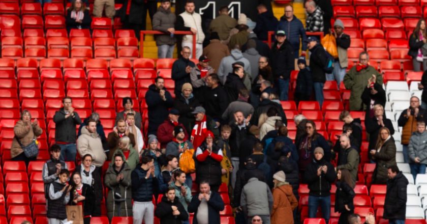 È morto allo stadio durante la partita! Si ferma tutto: tragedia