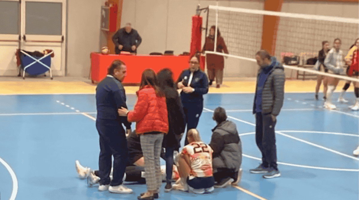 Zafferana Etnea, intossicate da monossido durante la partita di volley: 15 atlete in ospedale, impianto sequestrato Zafferana Etnea, intossicate da monossido durante la partita di volley: 15 atlete in ospedale, impianto sequestrato