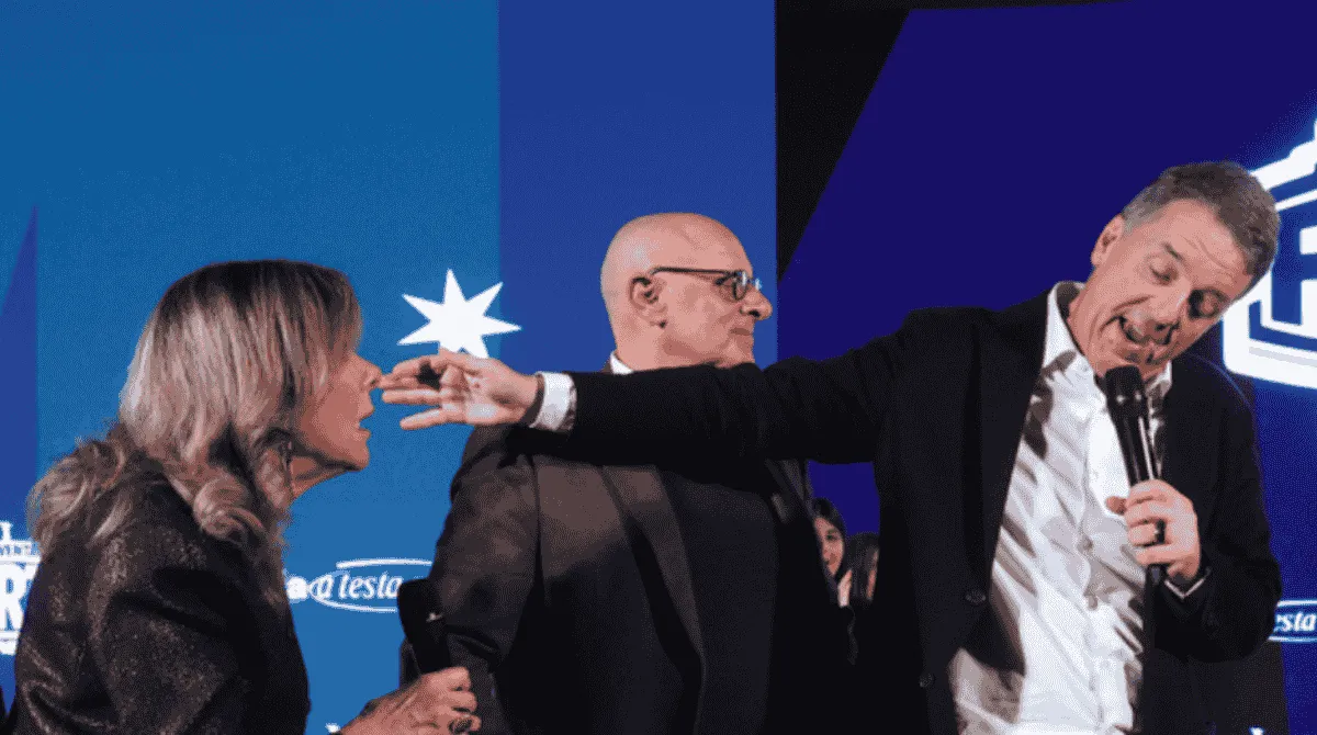 Atreju, Renzi show sul palco: urla “sei falsa” a Casellati, Crosetto lo prende in braccio Atreju, Renzi show sul palco: urla “sei falsa” a Casellati, Crosetto lo prende in braccio