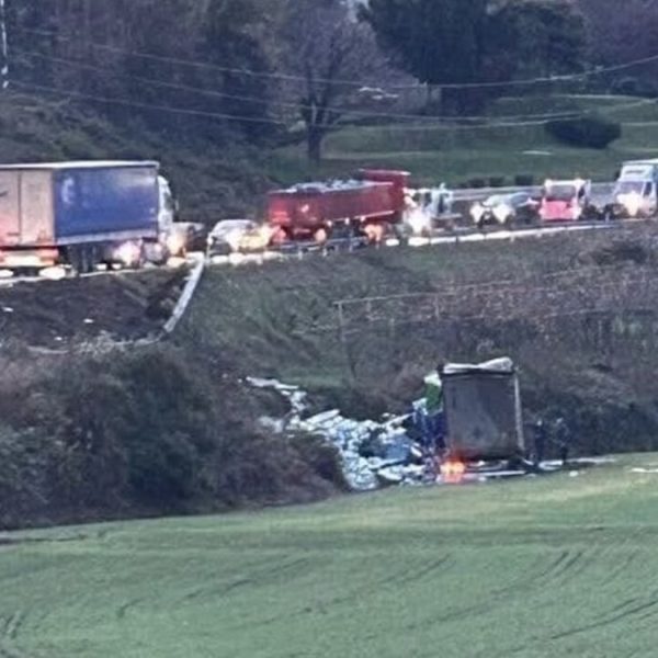 Tragedia in mattinata, il volo spaventoso nella scarpata. Scena impressionante, tutto bloccato